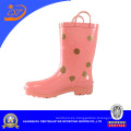Botas de lluvia de color rosa para niñas con puntos Kr027